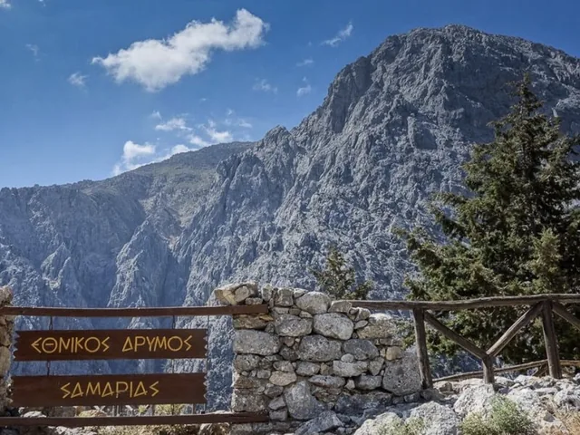 Η είσοδος του φαραγγιού Σαμαριάς με τα Λευκά Όρη πίσω